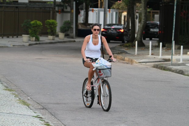 Débora Nascimento passeia na orla (Foto: Dilson Silva/ Ag. News)