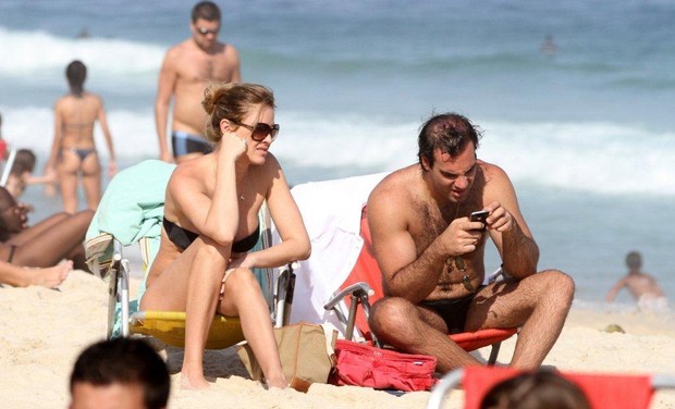 Letícia Birkheuer com o marido, Alexandre Furmanovich, na praia de Ipanema (Foto: André Freitas/ Ag. News)