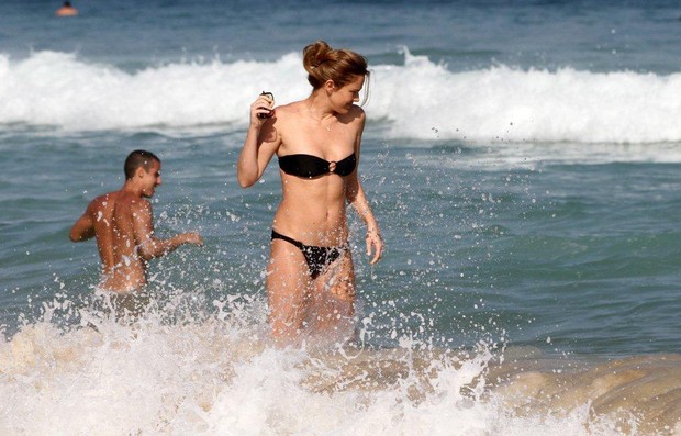 Letícia Birkheuer na praia de Ipanema (Foto: André Freitas/ Ag. News)