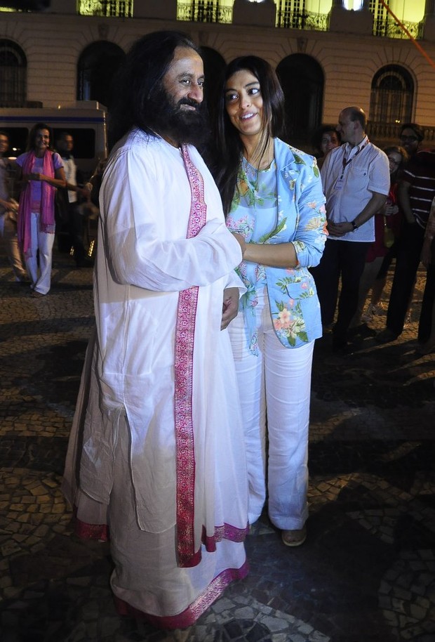 Juliana Paes e guru no Rio (Foto: Roberto Teixeira / EGO)