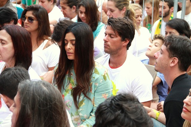 Juliana Paes e marido meditam durante o evento no Rio (Foto: THYAGO ANDRADE/FOTO RIO NEWS)