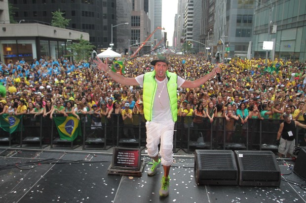 Latino canta no Brazilian Day, em Nova York (Foto: Fred Pontes/Divulgacao)