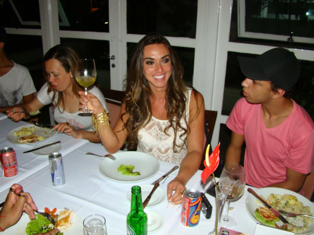 Nicole Bahls encontra amigos em restaurante em São Paulo (Foto: Divulgação)