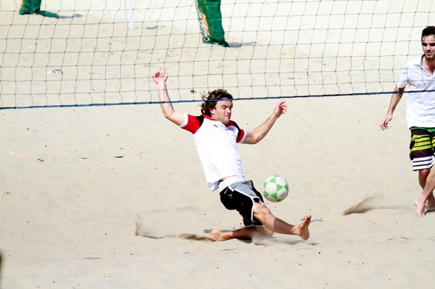 Kayky Brito joga futevolei na praia da Barra da Tijuca no RJ (Foto: AgNews/Dilson Silva)