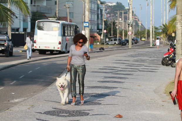Adriana Bombom caminha na orla (Foto: Dilson Silva / AgNews)