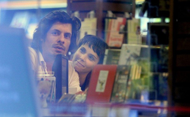 Débora Falabella com o namorado em livraria  (Foto: André Freitas / AgNews)
