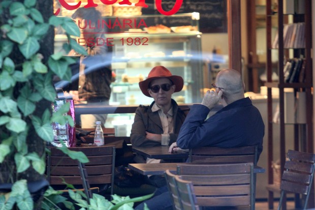 Betty Lago almoça e conversa com amigos no restaurante Celeiro no Leblon (Foto: Wallace Barbosa/AgNews)