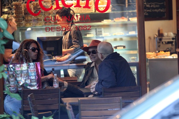 Betty Lago almoça e conversa com amigos no restaurante Celeiro no Leblon (Foto: Wallace Barbosa/AgNews)