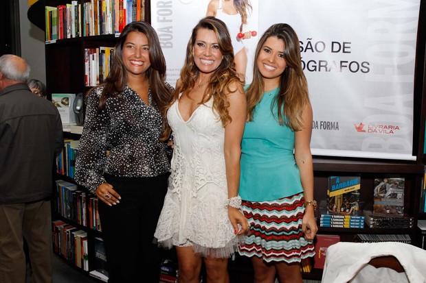 Solange Frazão com as filhas no lançamento do livro "Linda e em Forma com Solange Frazão" (Foto: Thais Aline Danilo Carvalho/Agnews)