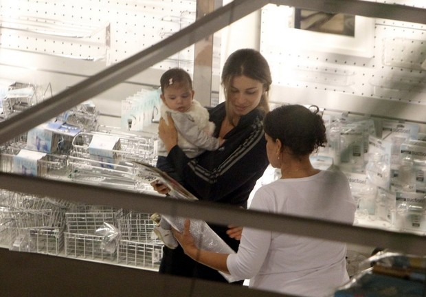 Grazi Massafera com filha, Sofia, no Rio (Foto: Delson Silva/ Ag. News)