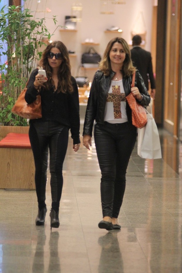 Giovanna Antonelli passeia com amiga em shopping do Rio (Foto: Marcus Pavão / AgNews)