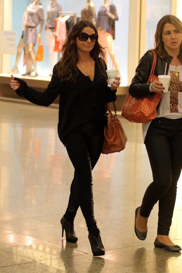 Giovanna Antonelli foi as compras em shopping noRJ  (Foto: Marcus Pavão / AgNews)