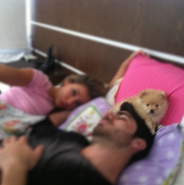 Adriana e Rodrigão com cachorrinho (Foto: Instagram / Reprodução)