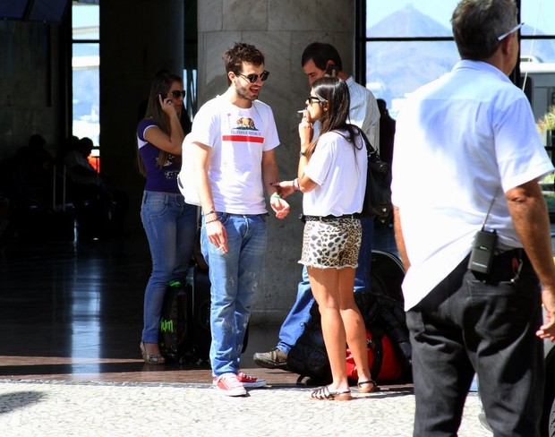 Antonia Morais com o namorado no aeroporto Santos Dumont (Foto: Henrique Oliveira / Foto Rio News)
