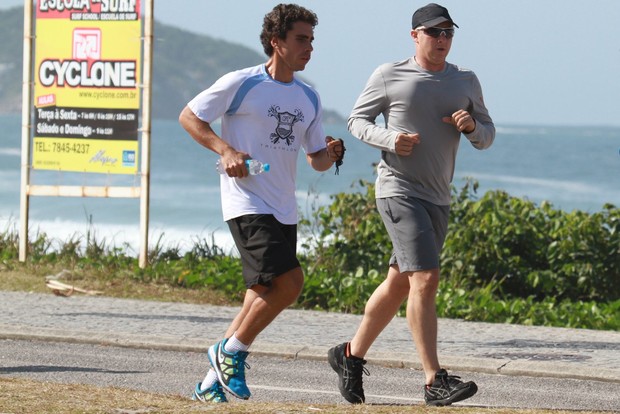 Luciano Huck correndo na orla da praia da Barra da Tijuca, RJ (Foto: Dilson Silva / Agnews)