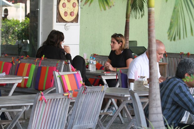 Thais Fersoza almoça com amiga em restaurante da Barra (Foto: Dilson Silva / AgNews)