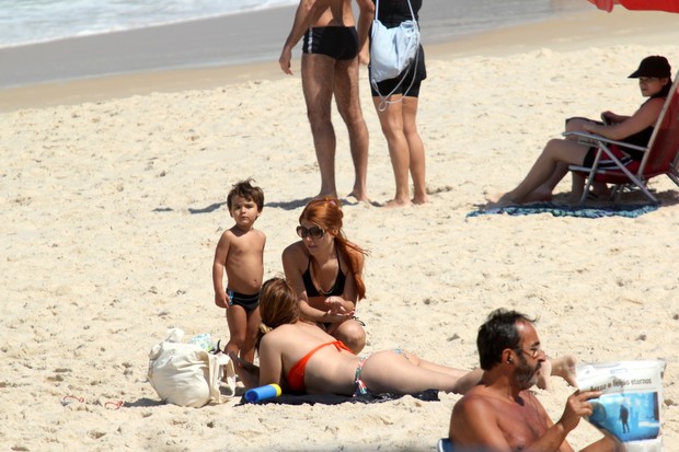 Mariah Rocha com filho na praia de Ipanema, RJ (Foto: Wallace Barbosa/AgNews)