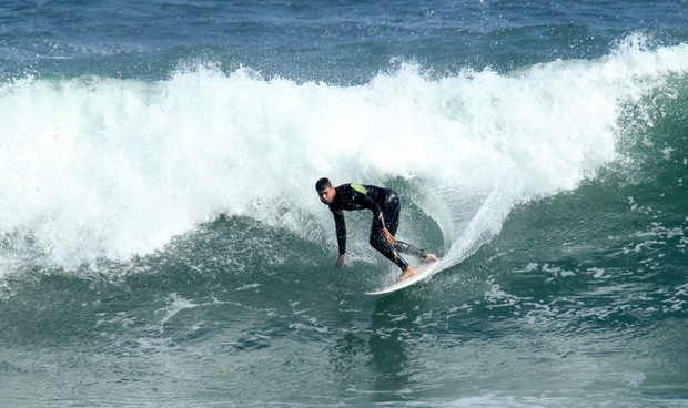 Cauã Reymond surfa no Arpoador (Foto: Wallace Barbosa / AgNews)