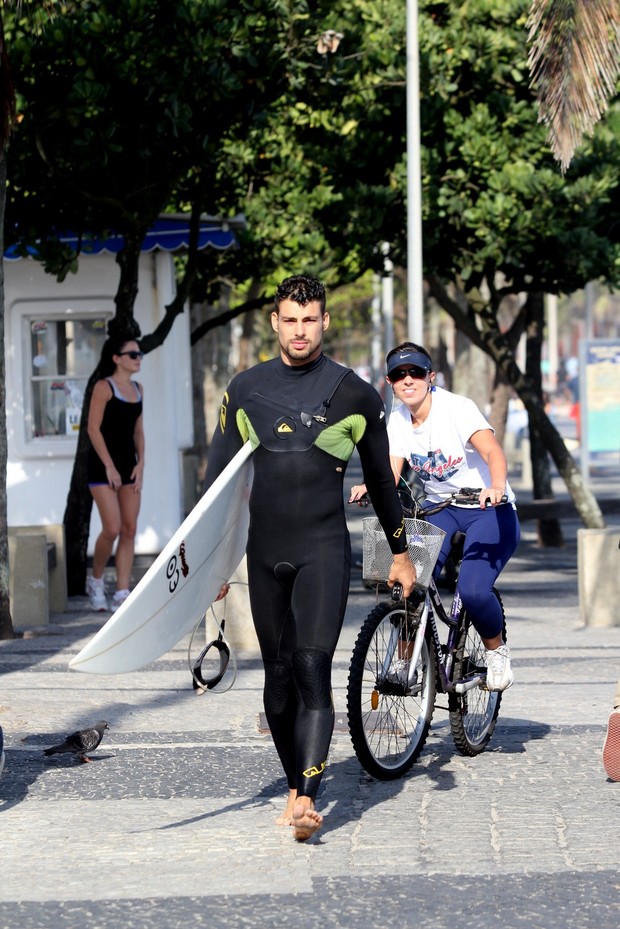 Cauã Reymond surfa no Arpoador (Foto: Wallace Barbosa / AgNews)