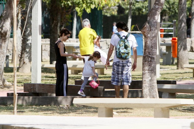 Débora Falabella com a filha Nina e o namorado na Lagoa, RJ (Foto: Gil Rodrigues /  FotoRioNews)