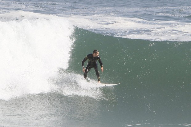 Cauã Reymond surfa no Arpoador (Foto: Gil Rodrigues / Foto Rio News)