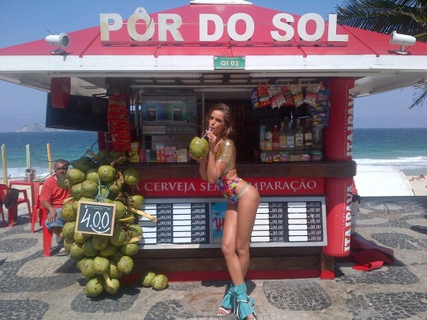Izabel Goulart faz ensaio fotográfico na praia de Ipanema, Rio de Janeiro (Foto: Reprodução / yfrog)