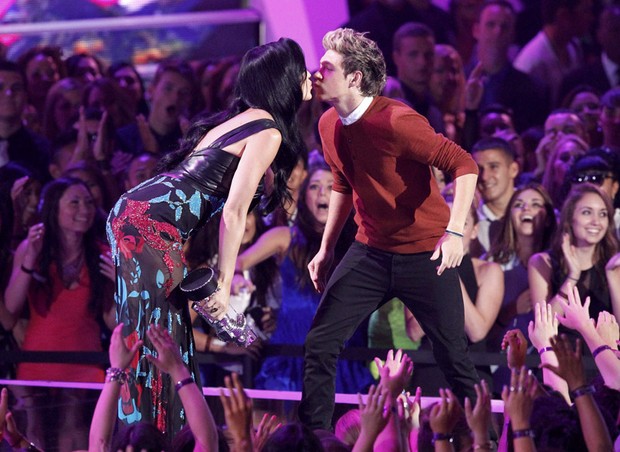 Katy Perry dá selinho Niall Horan, do grupo One Direction (Foto: Reuters)