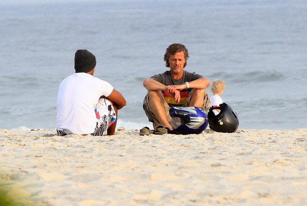 Marcello Novaes curte fim de tarde com amigo na praia (Foto: Clayton Militão / Foto Rio News)