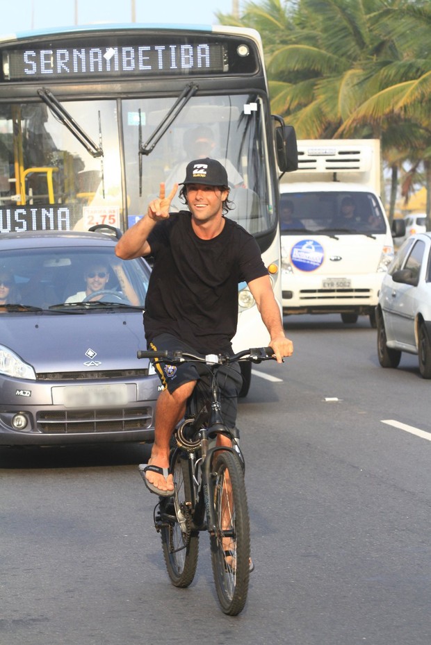 Kayky Brito pedala no meio dos carros na Barra (Foto: Clayton Militão / Foto Rio News)