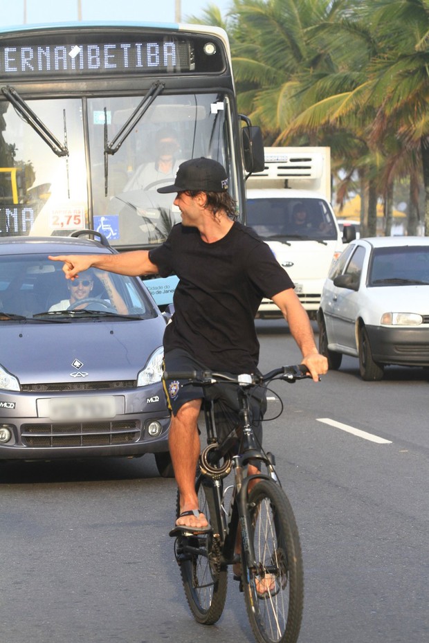 Kayky Brito pedala no meio dos carros na Barra (Foto: Clayton Militão / Foto Rio News)