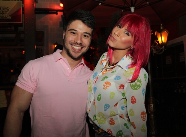 Panicat Thaís Bianca com o namorado, Douglas, em restaurante em São Paulo (Foto: Thiago Duran/ Ag. News)