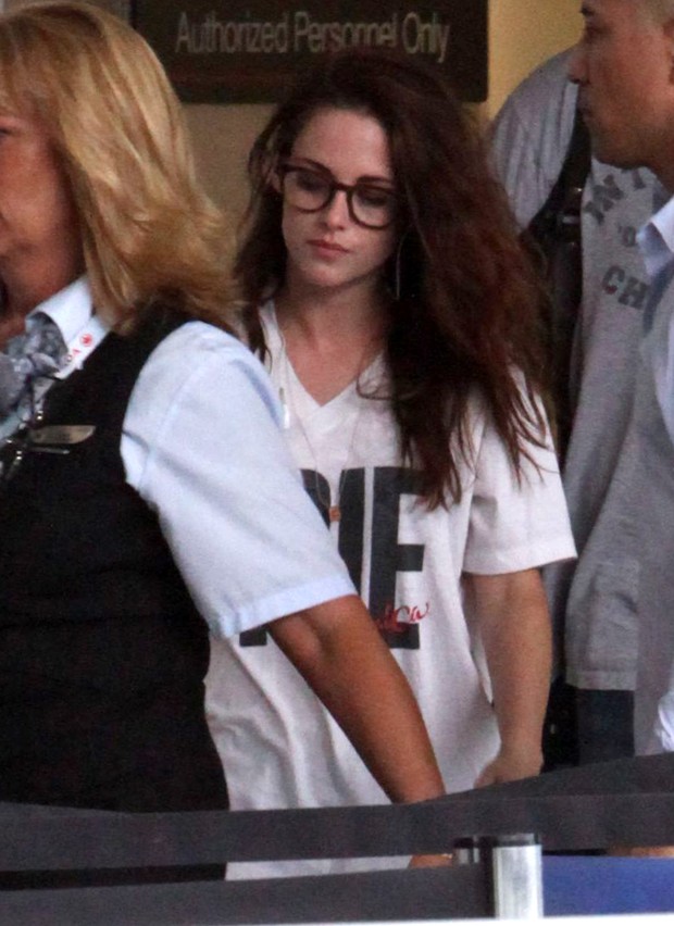 Kristen Stewart em aeroporto em Los Angeles, nos Estados Unidos (Foto: Grosby Group/ Agência)
