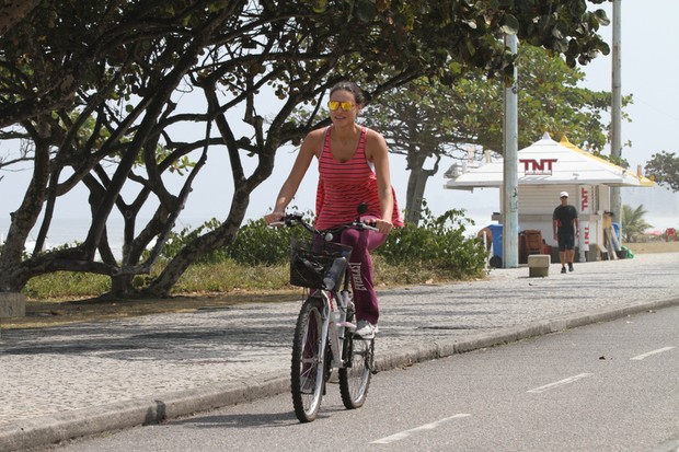 Débora Nascimento pedalando na orla da Barra (Foto: Fabio Martins / AgNews)