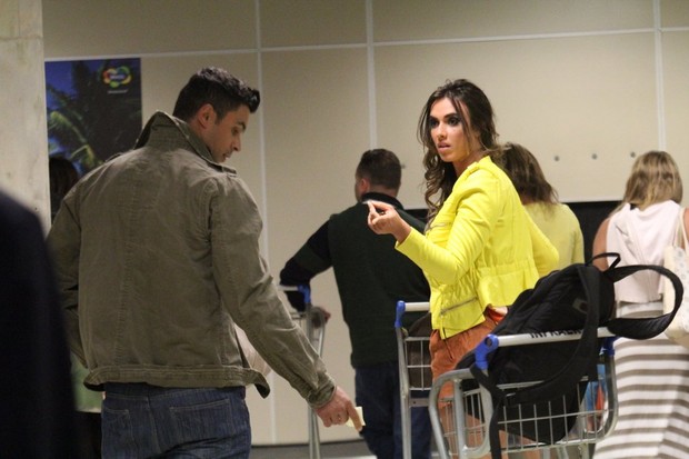 Nicole Bahls e Gustavo Salyer em aeroporto no Rio (Foto: Rodrigo dos Anjos / Ag. News)