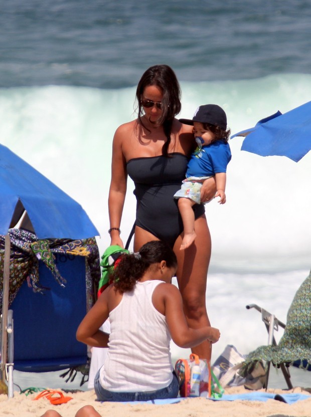 Mulher de Ricardo Pereira com filho na praia (Foto: Wallace Barbosa/AgNews)