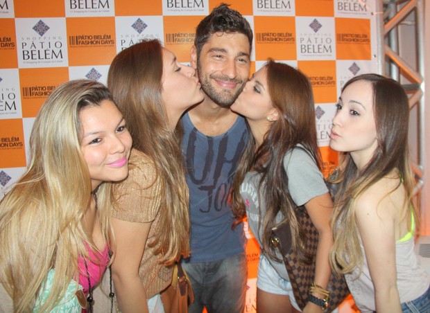 Victor Pecoraro ganha beijos de fãs após desfilar em Belém do Pará (Foto: Wesley Costa/ Ag. News)