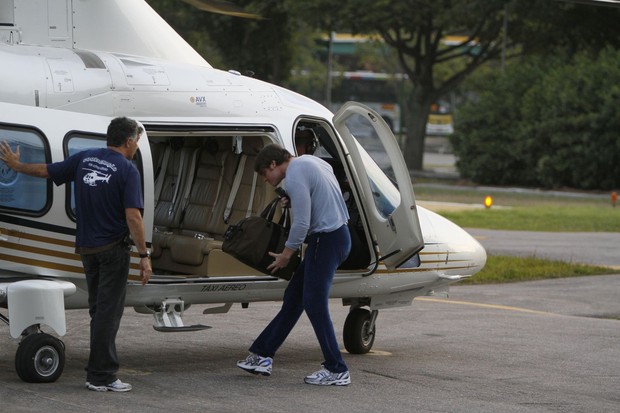 Thor Batista usou dois helicópteros do pai para viajar com namorada e amigos para Angra Dos Reis (Foto: Gil Rodrigues/FotoRio News)