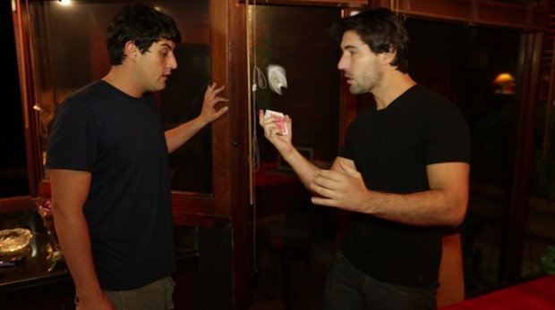 Sandro Pedroso ensina truques de mágica à Bruno de Luca no programa “30 coisas para fazer antes dos 30” no Multishow (Foto: Divulgação )