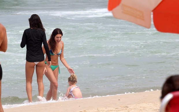 Francisca Pinto e Fernanda Paes Leme brincando com a criançada na praia do Leblon, RJ (Foto: Wallace Barbosa/AgNews)