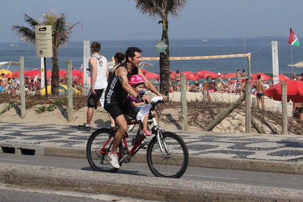 Ingrid Guimarães passeia com filha e marido na orla de Ipanema, Rio de Janeiro (Foto: Wallace Barbosa/AgNews)