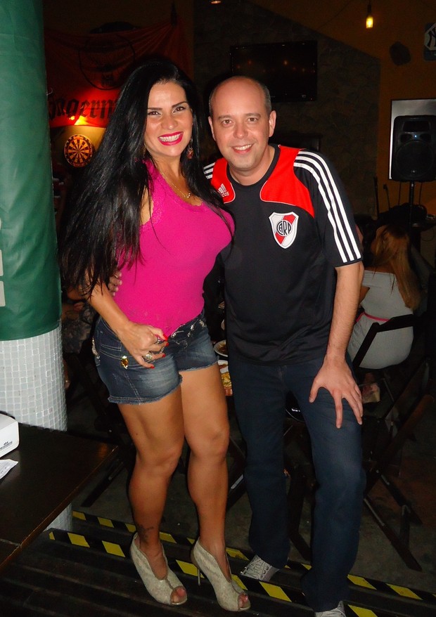 Solange Gomes e o apresentador Alex Escobar se encontram em noite do RJ (Foto: Luiz Fernandes / Divulgação)