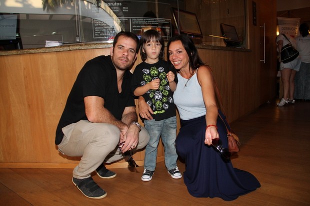 Carla Marins com o marido e o filho (Foto: Alex Palarea e Daniel Delmiro / AgNews)