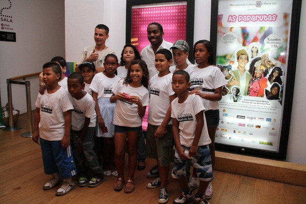 Lázaro Ramos cercado de crianças em estreia de peça no Rio (Foto: Alex Palarea e Daniel Delmiro / AgNews)