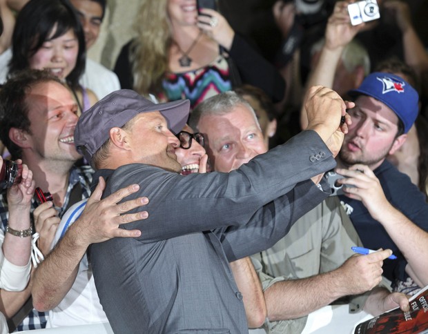Woody Harrelson tira fotos com fãs no Festival de Toronto, no Canadá (Foto: Reuters)