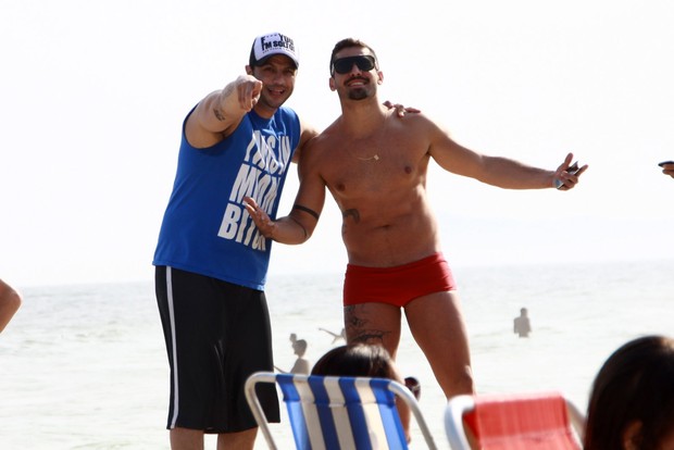 Ex-BBBs Yuri e Bambam na praia do Rio (Foto: Roberto Cristino / PhotoRioNews)