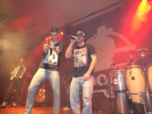 Cantor sertanejo Eduardo e Danton Mello no palco (Foto: Fernanda Thomaz/Divulgação)