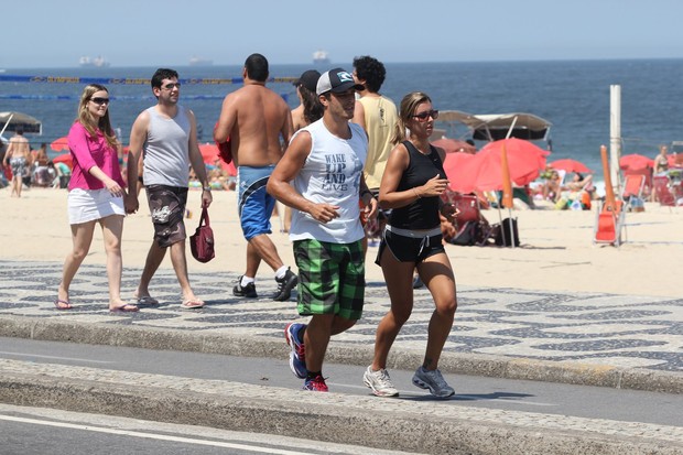 Thiago Rodrigues e Cristiane Dias correndo na orla (Foto: Wallace Barbosa/AgNews)