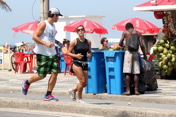 Thiago Rodrigues e Cristiane Dias correndo na orla (Foto: Wallace Barbosa/AgNews)