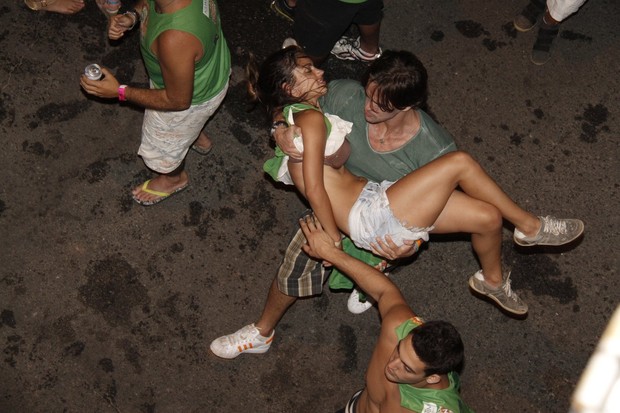 Ex-BBB Rodrigo ajuda foliã em micareta na Bahia (Foto: Isac Luz/EGO)