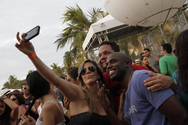 Rafael Zulu tira foto com fãs em micareta na Bahia (Foto: Isac Luz/EGO)